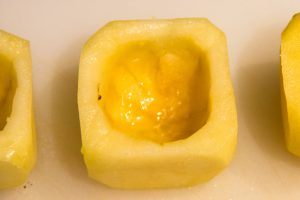 Évidez bien le centre de la pomme