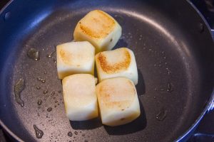 Puis faites revenir les pommes sur toutes leurs faces dans une poêle avec un peu de ghee 