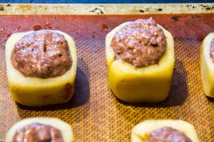 Remplissez chaque pomme de la préparation au boudin