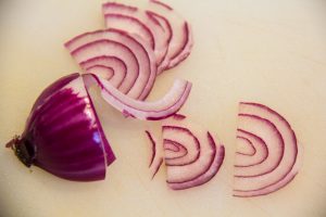 Épluchez l'oignon rouge et coupez -le en fines lamelles