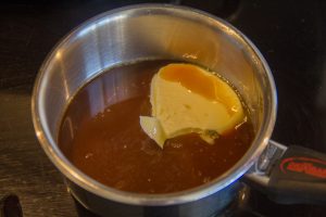 Faites chauffer le sirop en rajoutant 40 g de beurre