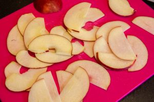 Coupez les pommes finement à l'aide de la mandoline