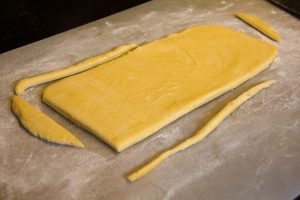 Etalez la pâte à brioche au rouleau en forme de rectangle