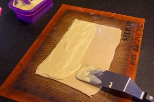 Étalez la crème pâtissière sur la moitié de la pâte à l'aide d'une spatule
