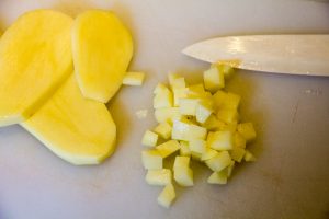 Épluchez la pomme de terre et coupez-la en petits dés