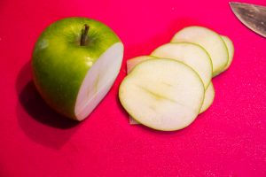 Coupez la pomme en fines tranches