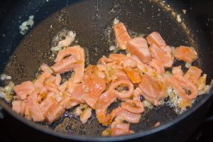 Faites revenir l'échalote à la poêle avec un peu de beurre puis rajoutez le saumon frais et le saumon fumé