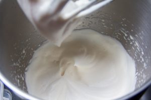 Fouettez le lait concentré non sucré jusqu’à obtenir la texture d’une crème fouettée