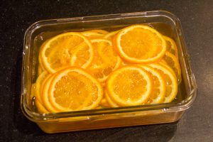 Reversez le jus d'orange bouillant sur les oranges
