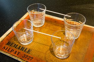 Préparez des longues piques en bois que vous allez disposer sur des verres