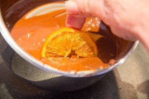 Trempez la moitié des oranges dans le chocolat