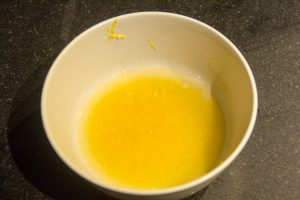 Faites fondre une noix de beurre et mélangez -le au jus de citron
