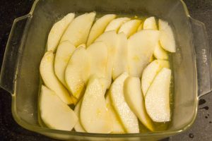 Badigeonnez les tranches de poires au fur et à mesure avec le mélange jus de citron, beurre et miel