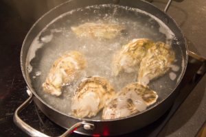 Lavez les huîtres et pochez-les 20 secondes dans un bain d'eau bouillante