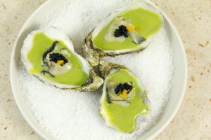 poser un peu d’œuf de lump ou de caviar sur le dessus et de zester un peu de citron sur chaque huître