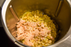Mixez les haricots blancs avec 20 g de thon