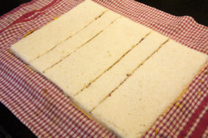 Découpez dans la pâte deux morceaux correspondant l'une à la base de votre moule à bûche et l'autre à la base de votre insert à bûche