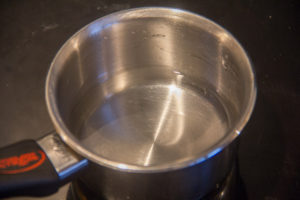 Faites chauffez l'eau et le sucre dans une petite casserole. Le mélange doit atteindre 118°