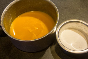 Versez la purée de mangue dans une casserole avec le sucre et la pectine