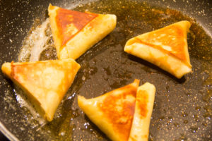 Repassez les triangles de crêpes à la poêle avec une noix de beurre juste avant de servir
