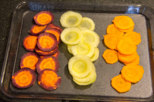 Coupez les carottes en très fines rondelles