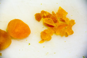 Coupez les abricots en petite brunoise