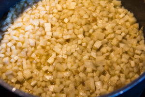 Versez la brunoise de topinambour dans une casserole avec le fond de volaille et une noix de beurre