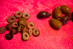 Dénoyautez les olives et coupez-les en tranches
