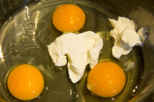 Mélangez les œufs et la crème dans un bol