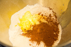 Tamisez la farine et la levure Puis ajoutez tous les ingrédients à la farine.