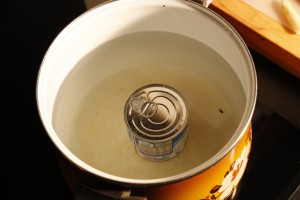Bien recouvrir la conserve de lait concentré par de l'eau et cuire 45mn