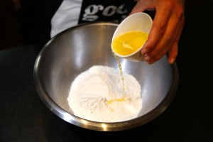 versez le beurre fondu dans le bol contenant la farine et le sucre