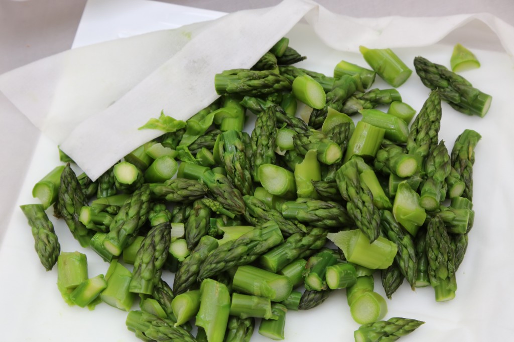 Réservez les têtes d'asperges vertes après cuisson et rafraîchissement à l'eau froide