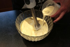 Mixer les pommes de terre et la crème réchauffée