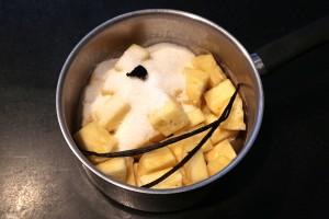 versez les cubes d'ananas, le sucre et la vanille dans une casserole