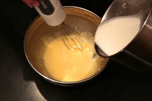 вылейте кокосовое молоко на бланшированные яичные желтки