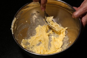 Travaillez le beurre à la fourchette