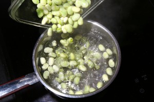 versez les fèves dans l'eau bouillante