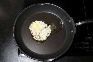 Faire fondre 20 g de beurre