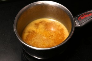 Chauffez le jus du poulet que vous venez de filtrer et faites le réduire au 2/3