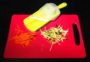 Taillez les carottes et la courgette en fine julienne