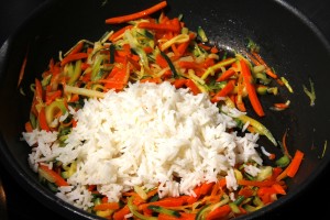 Ajoutez le riz aux légumes