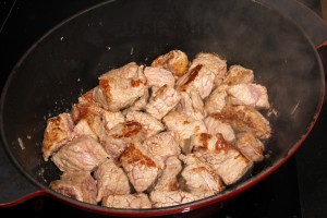 Colorez la viande dans une cocotte.