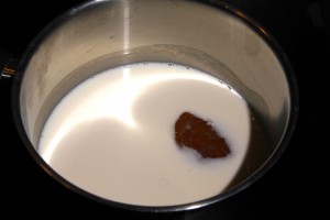 Faire chauffer le lait avec la confiture.
