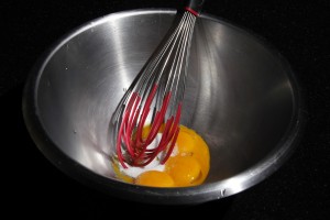 Battre les jaunes d'œufs avec le sucre.