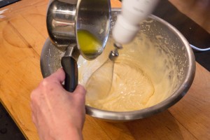 Ajoutez le beurre fondu en alternance avec la farine.