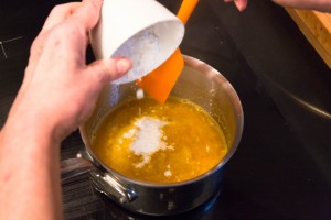 Versez le jus de mandarine dans une casserole et ajoutez la maizena