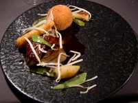 Veau de lait basse température en 2 préparations, soja miel, boule de riz au coeur coulant, petits légumes