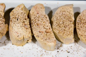 Salez et poivrez les tranches de foie gras