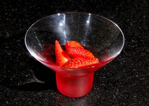 Déposez les fraises au fond de la coupelle